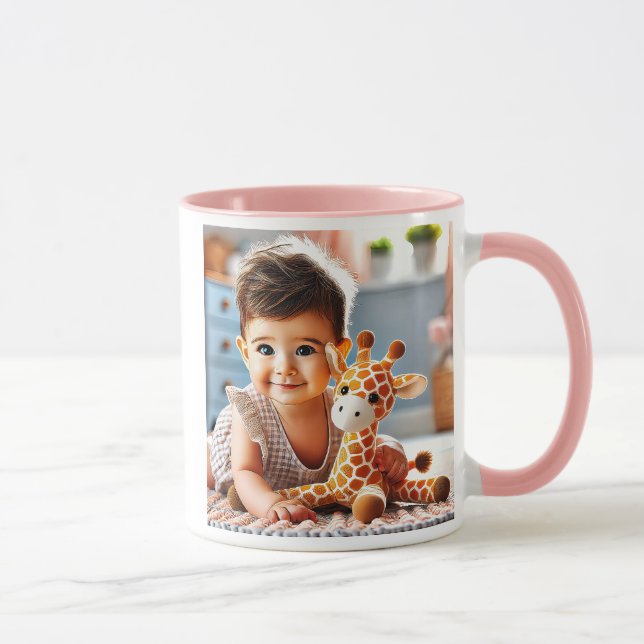Mug Un bébé très mignon joue avec sa peluche girafe. (Droite)