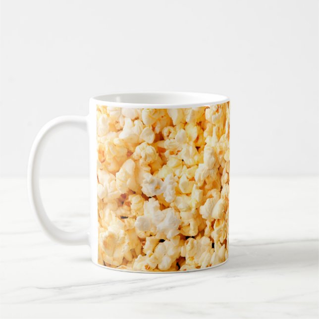 Mug Un bon popcorn sur tout l'arrière - plan. Nourritu (Gauche)