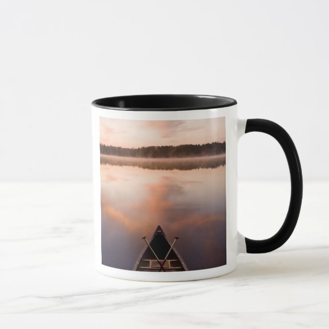 Mug Un canoë repose sur la rive du lac Pawtuckaway (Droite)