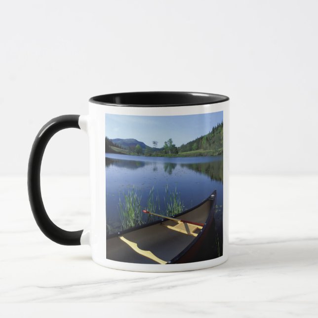 Mug Un canoë repose sur la rive du Little Long Pond (Gauche)