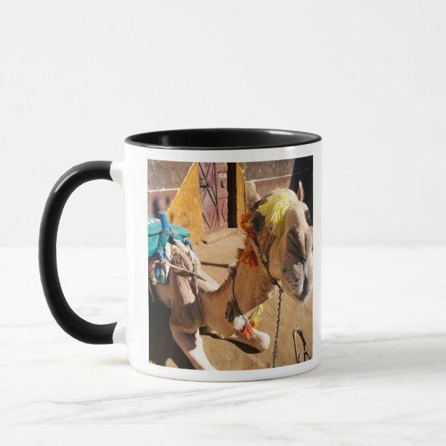 Mug Un chameau convivial attend son prochain coureur,  (Gauche)