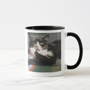 Mug Un chat le léchant est patte