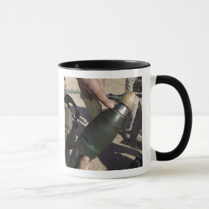 Mug Un chef de peloton indique un arrangement de