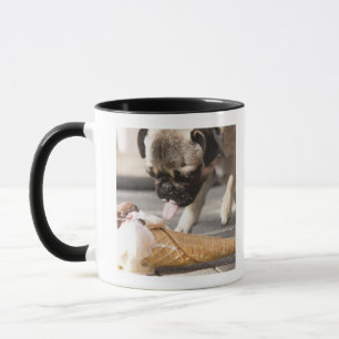Mug Un chien mangeant une crème glacée d'un trottoir