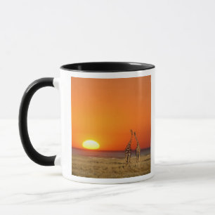 Mug Un couple de girafes marche vers le coucher du sol