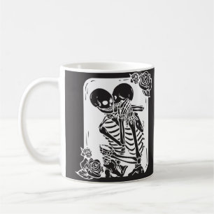 Mug Un couple de squelette s'accrocher à un