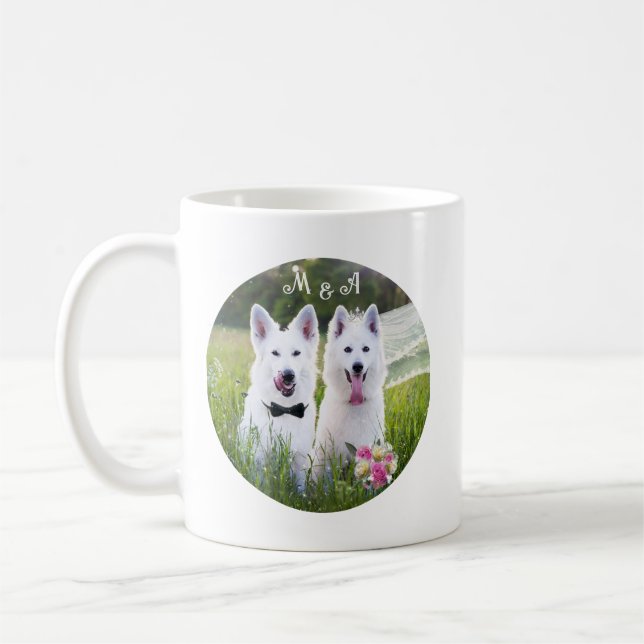 Mug Un couple romantique de chiens qui se marient (Gauche)