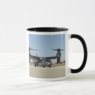 Mug Un CV-22 Osprey se prépare au décollage