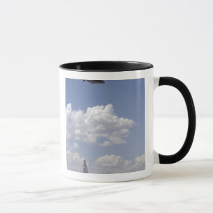 Mug Un CV-22 Osprey survole un Hercules C-130