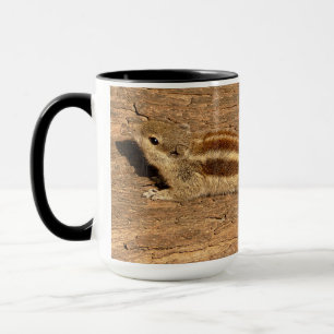 Mug Un écureuil de palme indien sur un tronc d'arbre
