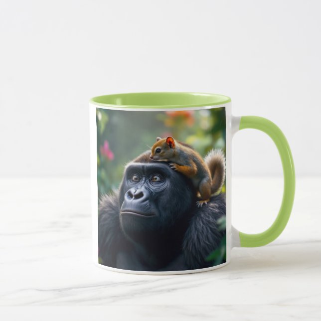 Mug Un écureuil grimpe sur la tête d'un gorille.  (Droite)