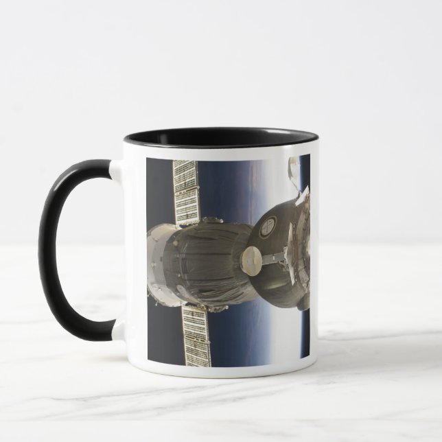 Mug Un engin spatial Soyouz rétroéclairé par la Terre (Gauche)