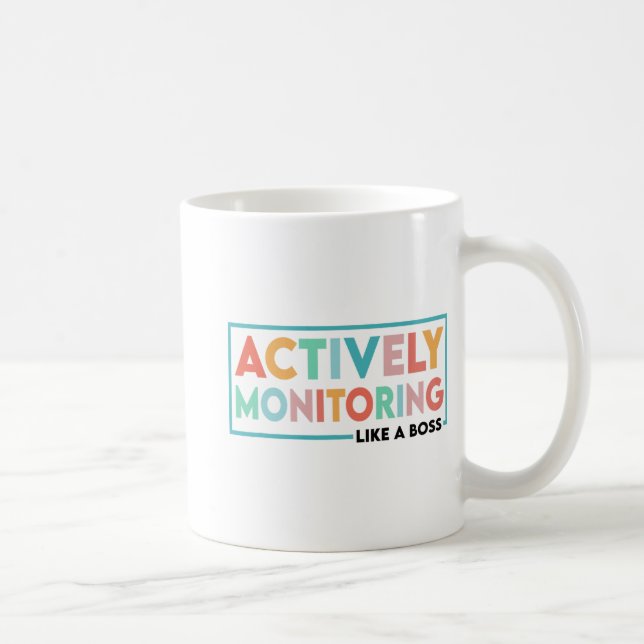 Mug Un Enseignant Du Jour De L'Essai Surveille Activem (Droite)