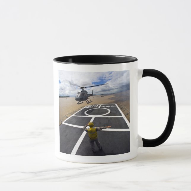 Mug Un Eurocopter brésilien se prépare à atterrir (Droite)