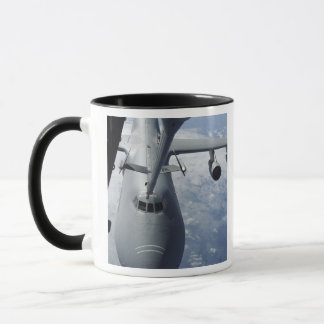 Mug Un Extender KC-10 se prépare à ravitailler un C-5