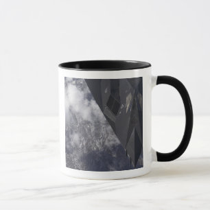 Mug Un F-117A Nighthawk survole la montagne