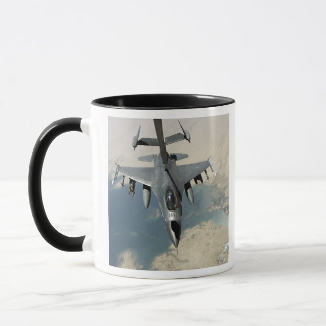 Mug Un F-16 Faucon combattant ravitaille (Gauche)