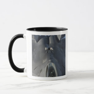 Mug Un F-22 Raptor prend position pour recevoir f