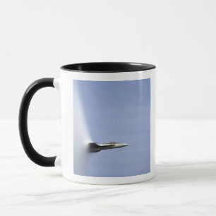 Mug Un frelon superbe de F/A-18E atteint la vitesse