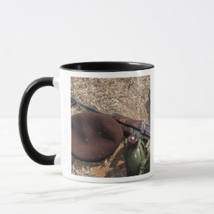 Mug Un fusil, militaires couvrent et cantine