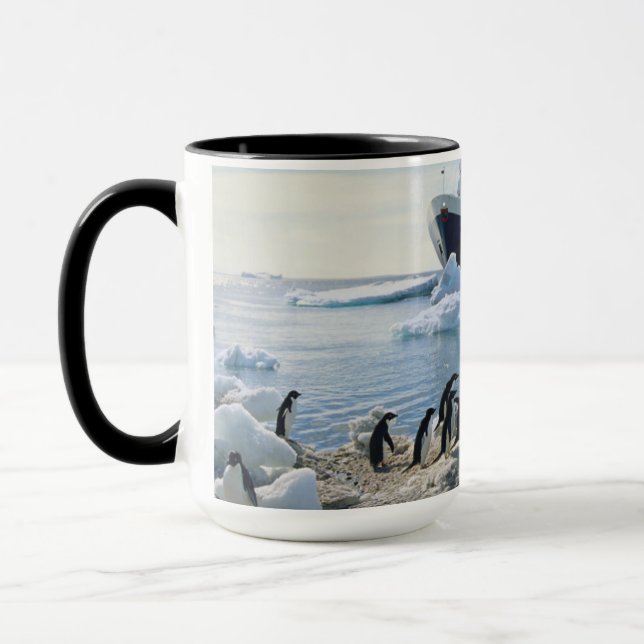 Mug Un groupe de pingouins se tenant sur une plage (Gauche)