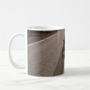 Mug Un homme joue au skateboard sur la route le matin