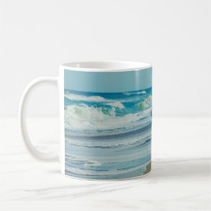 Mug Un homme transportant du surf à la plage