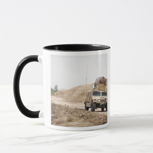 Mug Un Humvee assure la sécurité (Gauche)