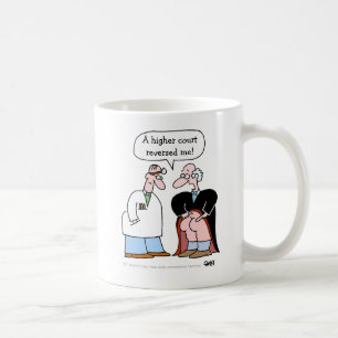 Mug Un juge amusant en caricature de droit renversé pa