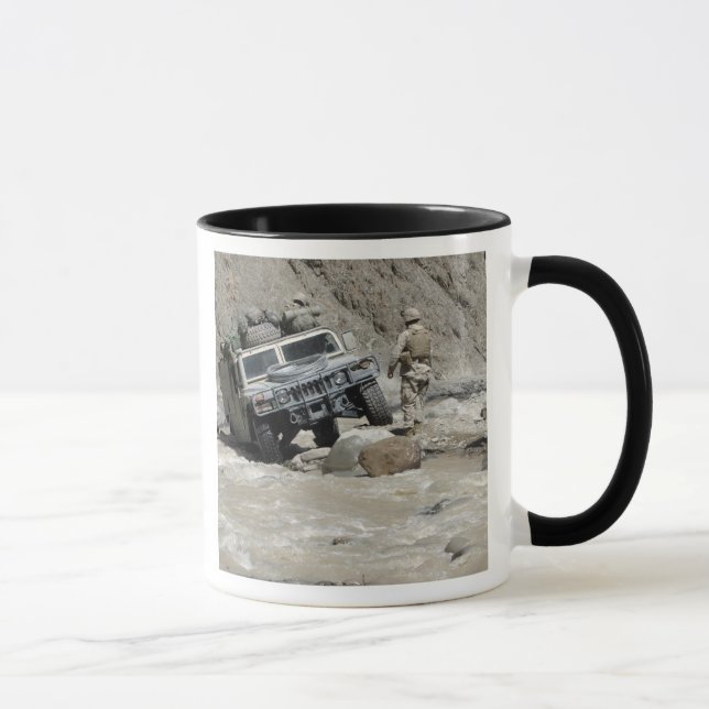 Mug Un Marine américain guide le conducteur d'un Humve (Droite)