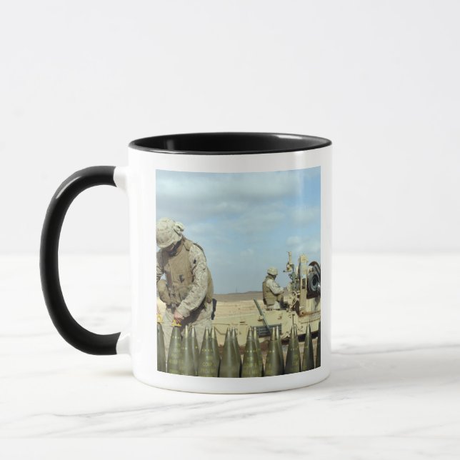 Mug Un marine américain prépare les obus d'obusier à t (Gauche)