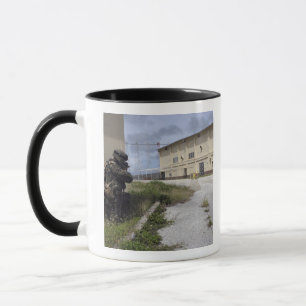 Mug Un Marine assure la sécurité