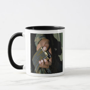 Mug Un Marine charge des balles blanches