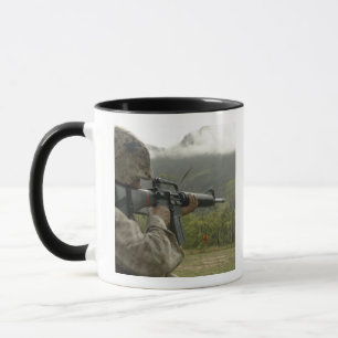 Mug Un Marine effectue des exercices