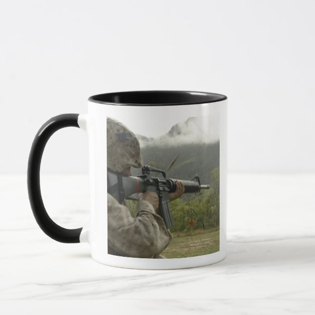 Mug Un Marine effectue des exercices (Gauche)