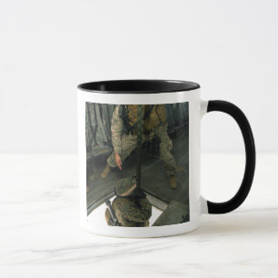 Mug Un Marine envoie un autre Marine dans l'enfer qui
