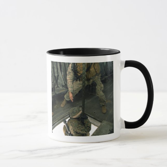 Mug Un Marine envoie un autre Marine dans l'enfer qui (Droite)