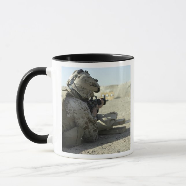 Mug Un Marine lance un fusil de service M16A2 (Gauche)