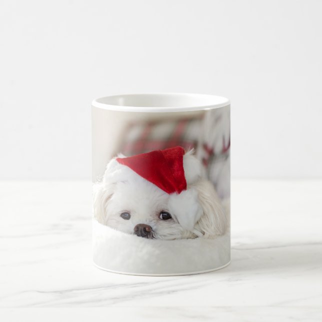 Mug Un mignon chien blanc dans un Casquette de Noël ro (Centre)