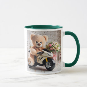 Mug Un ours en peluche assis sur une moto en jouet.