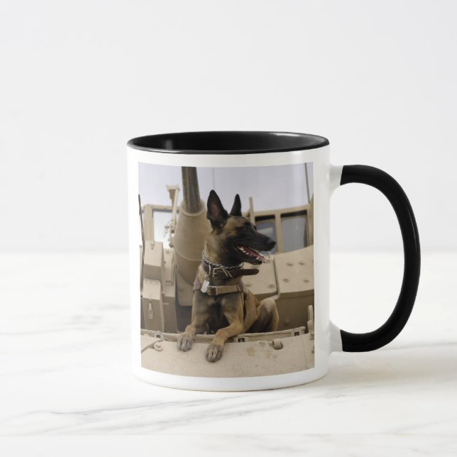 Mug Un ouvrier militaire assis sur un M2A3 (Droite)