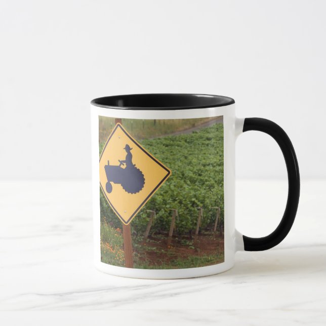 Mug Un panneau de signalisation de tracteur jaune trav (Droite)