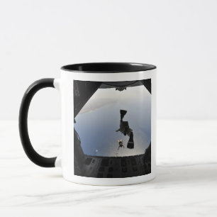 Mug Un pararescueman de l'Armée de l'Air d'USA sautan