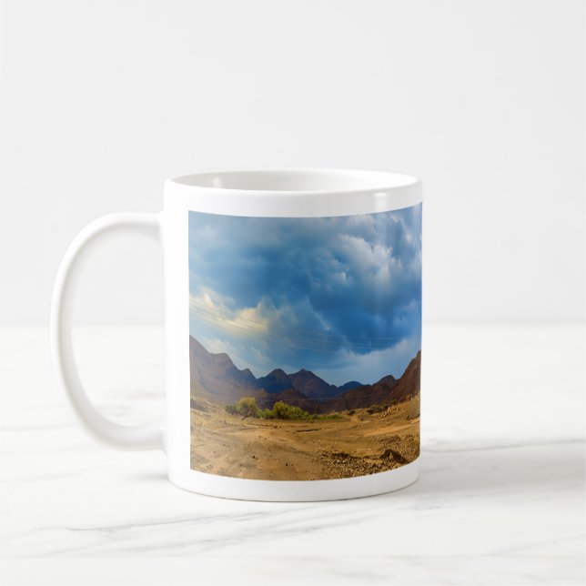 Mug Un paysage aride sous un ciel nuageux et spectacul (Gauche)