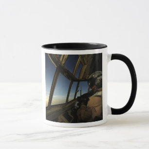 Mug Un pilote de C-130 Hercules scanne l'horizon