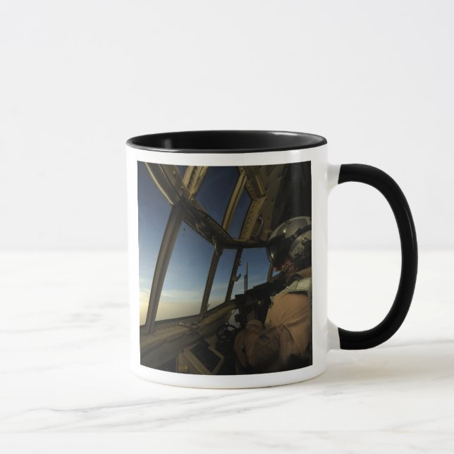Mug Un pilote de C-130 Hercules scanne l'horizon (Droite)