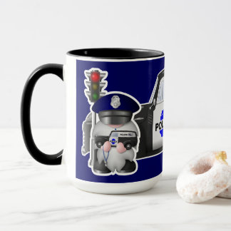Mug Un policier avec un camion de police