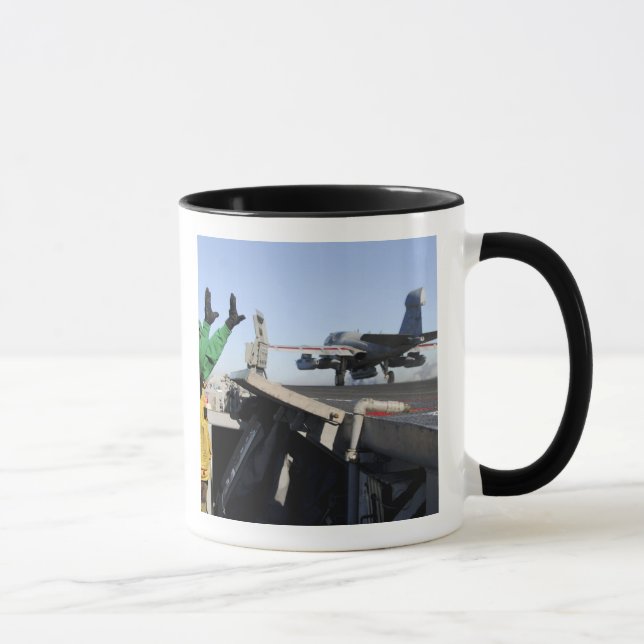 Mug Un Prowler EA-6B démarre depuis le poste de pilota (Droite)