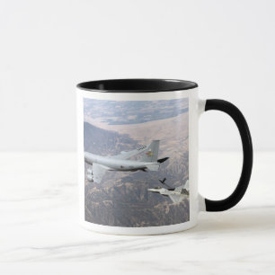 Mug Un Raptor F-22 reçoit du carburant d'un KC-135