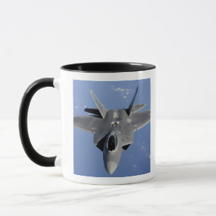 Mug Un Raptor F-22 se met en position pour recevoir f